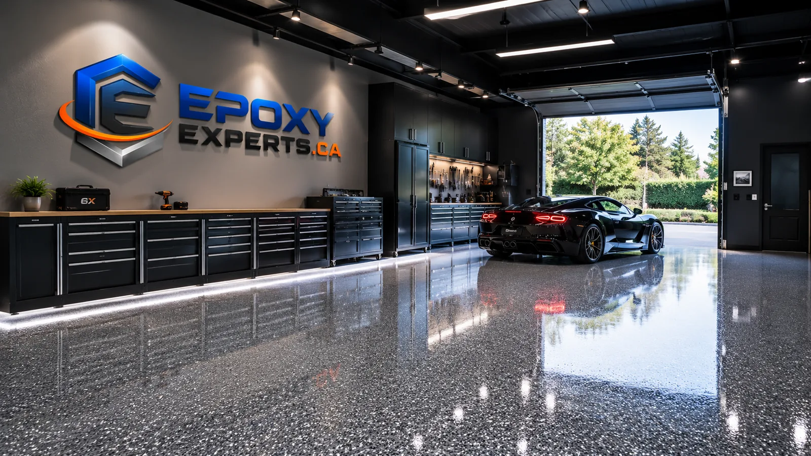 Garage résidentiel avec plancher époxy lustré et voiture sport